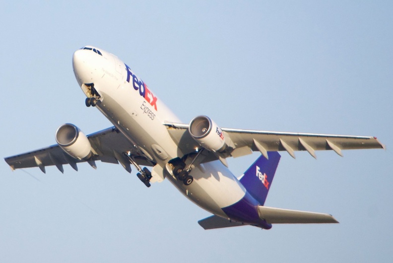 FedEx_Airbus_A300_condensation_in_both_intakes!_(26380182084).jpg