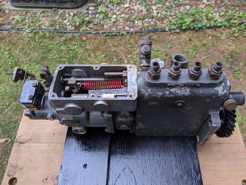 A Bosch fuel injection pump connected to a Pierce governor..jpg